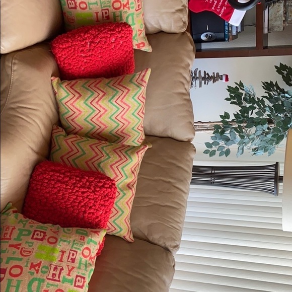 New Holiday pillow covers 16x16 red &green - Picture 4 of 4